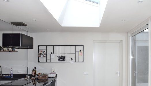 OID architectuur | Licht en ruimte door het toepassen van een frameless daklicht en zeer grote glazen pui