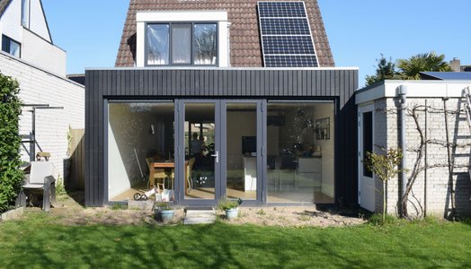OID architectuur | De tuin bij de woonkamer en keuken betrekken door glazen pui
