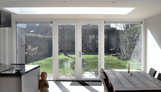 OID architectuur | De glazen gevel met openslaande deuren zorgen voor verbinding met de tuin