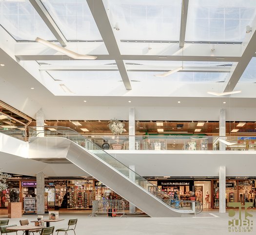 OID architectuur | Licht en ruimte in binnenplein winkelcentrum Bisonspoor door ETFE dak architectuur