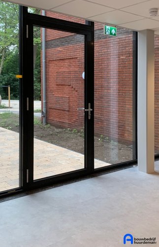 OID architectuur | Doorkijk van binnen naar buiten met huisnummer verdiept in metselwerk